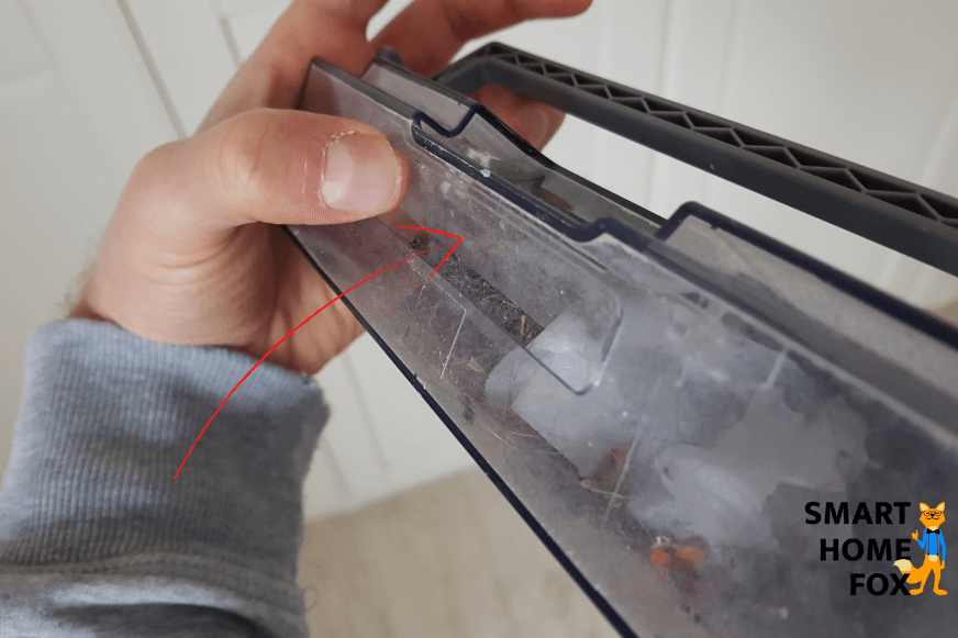 Die Staubrückhalteklappe des Ecovacs Deebot T9 AIVI ist in der Nahaufnahme zu sehen.